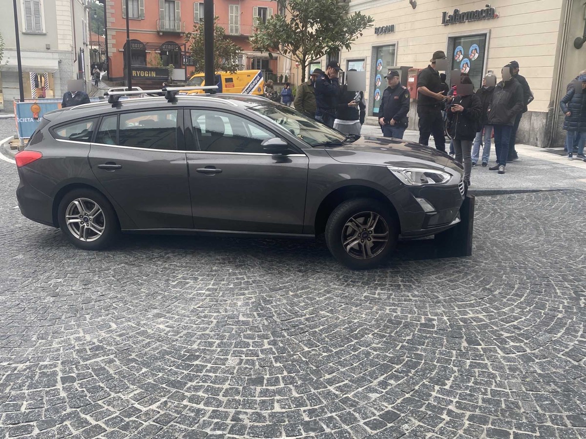 Auto Finisce Contro Un Tombino Aperto In Pieno Centro A Domo